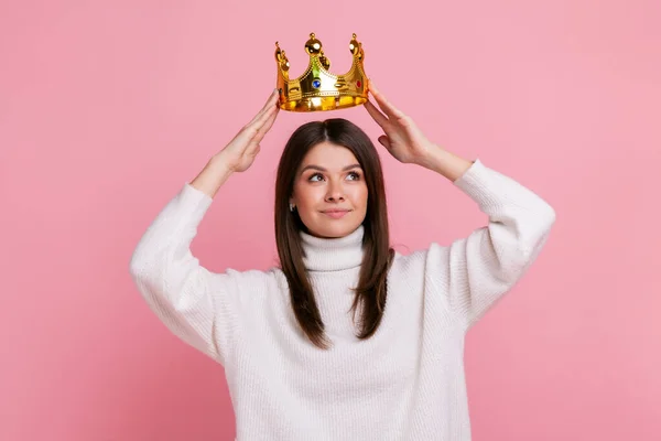 Young Brunette Woman Putting Golden Crown Looking Arrogance Smile Privileged — Fotografia de Stock