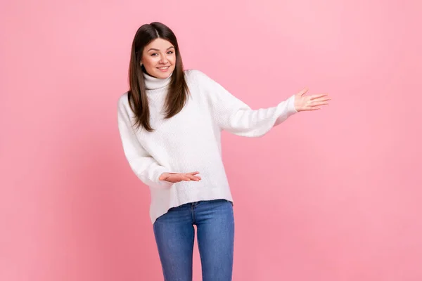 Portret Van Een Gulle Brunette Met Brede Armen Gastvrij Delen — Stockfoto