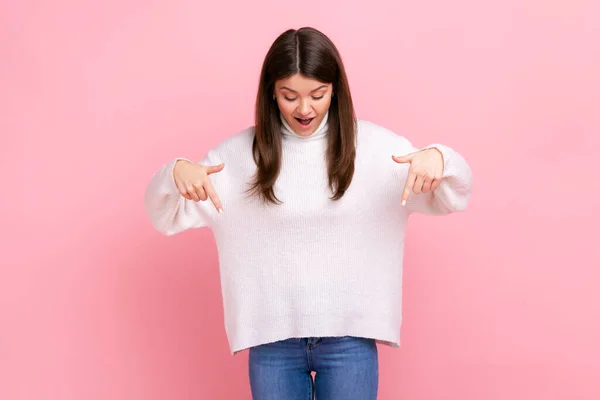 Excited Surprised Girl Pointing Looking Shocked Face Showing Place Commercial — Stock Fotó