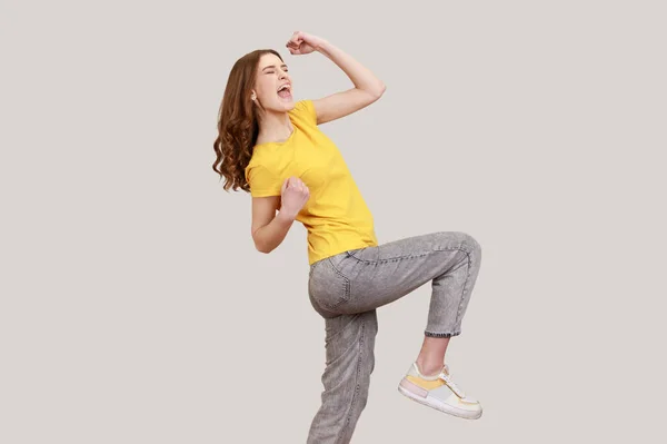 Full Length Excited Teenager Girl Casual Yellow Shirt Grey Jeans — ストック写真