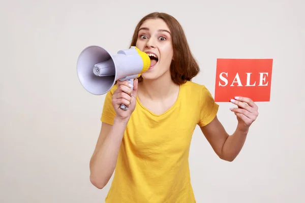 Excited Teenager Girl Yellow Shirt Holding Card Sale Inscription Megaphone — ストック写真