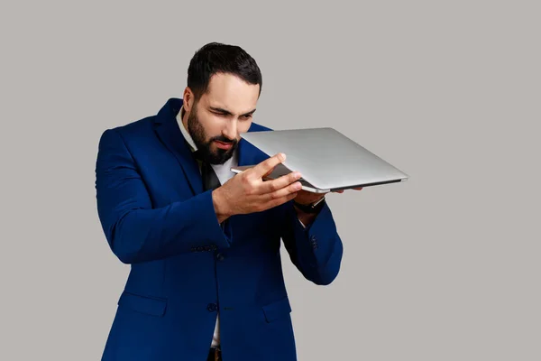 Bearded Man Opening Taking Glance Laptop Display Trying Find Out — Stock Photo, Image