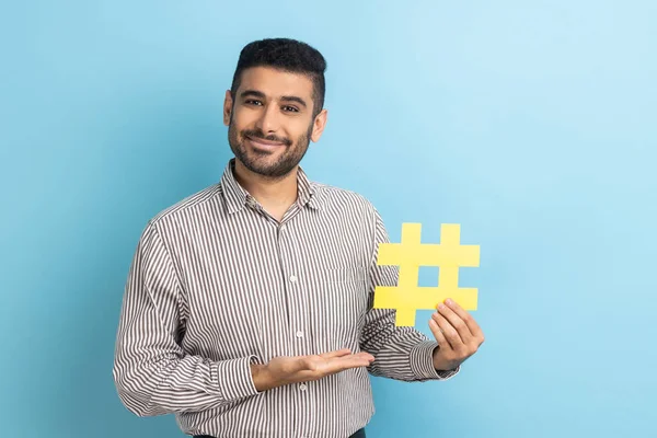 Porträt Eines Lächelnden Bärtigen Geschäftsmannes Der Einen Gelben Hashtag Präsentiert — Stockfoto