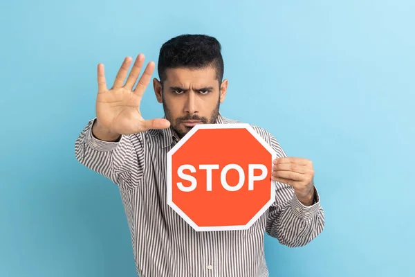 Stop 심볼을 표지판을 보이고 손바닥으로 금지하고 줄무늬 셔츠를 방법을 경고하는 — 스톡 사진