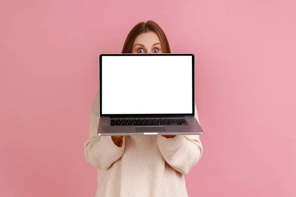Retrato Mulher Loira Segurando Laptop Mãos Cobrindo Metade Rosto Com — Fotografia de Stock
