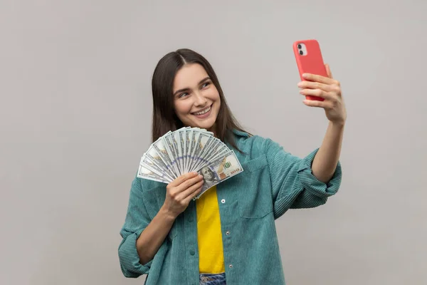 Portrait Happy Rich Woman Taking Selfie Cellphone Fan Dollar Banknotes — ストック写真