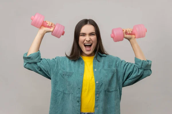 Woman Dark Hair Holding Pink Dumbbells Hands Looking Camera Excited — Stock fotografie