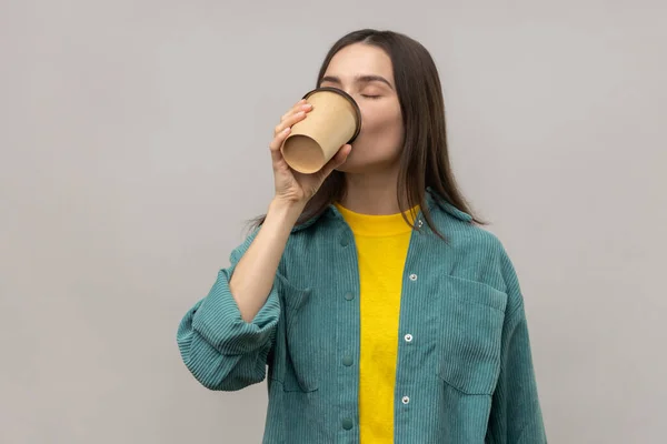 Portret Van Een Vrouw Met Donker Haar Die Wegwerpkoffie Vasthoudt — Stockfoto