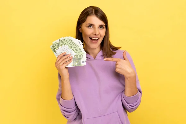 Amazed Smiling Woman Pointing Euro Banknotes Her Hand Having Optimistic — ストック写真