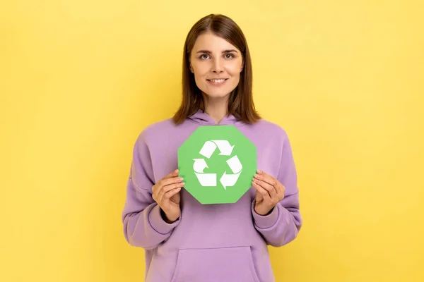 Lächelnde Frau Mit Dunklen Haaren Die Händen Grünes Recycling Singt — Stockfoto