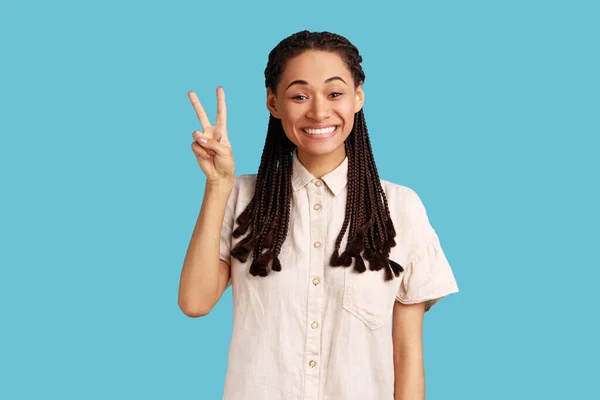 Positive Beautiful Woman Black Dreadlocks Shows Peace Sign Smiling Toothily — Stock Photo, Image