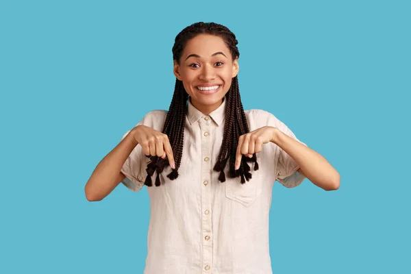 Gorgeous Smiling Woman Black Dreadlocks Pointing Advertises New Product Looking — Stock Photo, Image