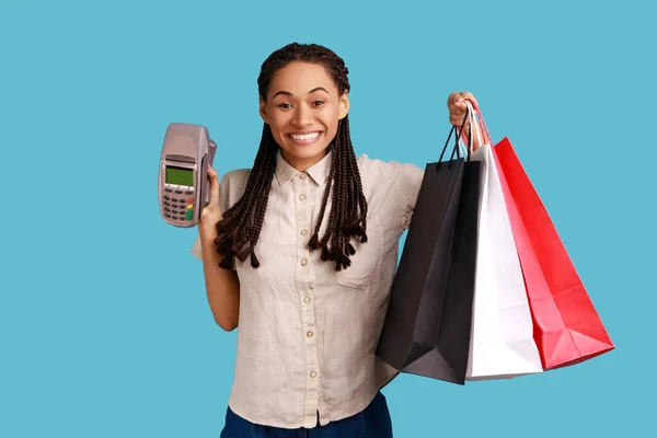 Positive Smiling Woman Black Dreadlocks Holding Payment Terminal Paper Shopping — стоковое фото