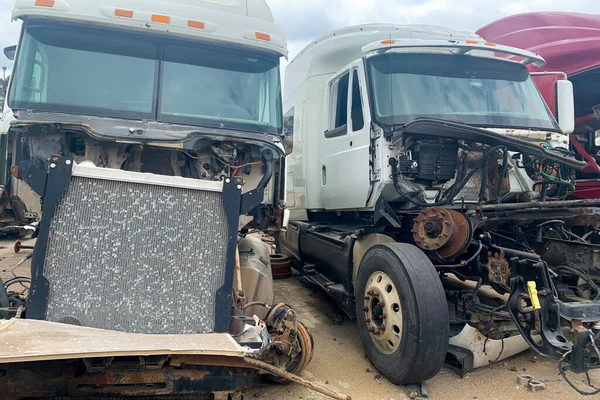 Dwie Ciężarówki Wypadku Rozbiły Się Porzucono Samochód Rozbito Furgonetkę Wypadku — Zdjęcie stockowe