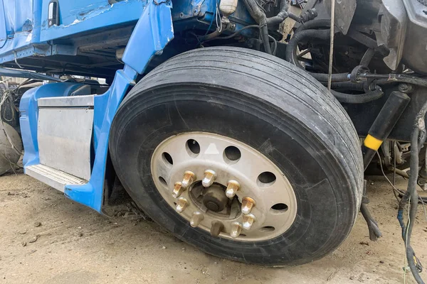 Closeup Abandoned Truck Junkyard Blue Lorry Destroyed Wheel Other Parts — Stock Photo, Image