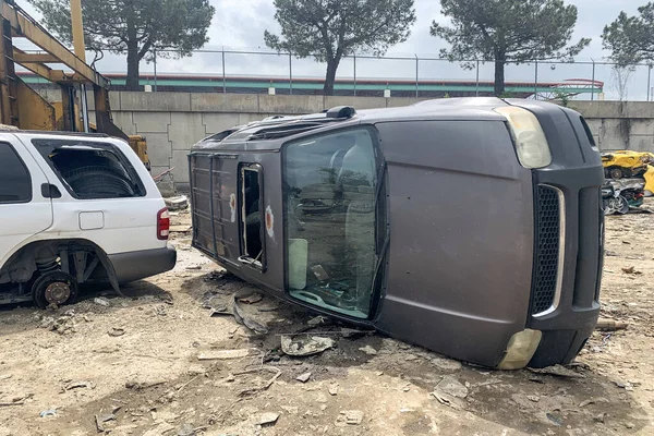 Hurdalıkta devrilmiş araba, kazadan sonra araba, hurdalıkta hasarlı araç, eski, kullanılmış, hurda arabaların geri dönüşümü