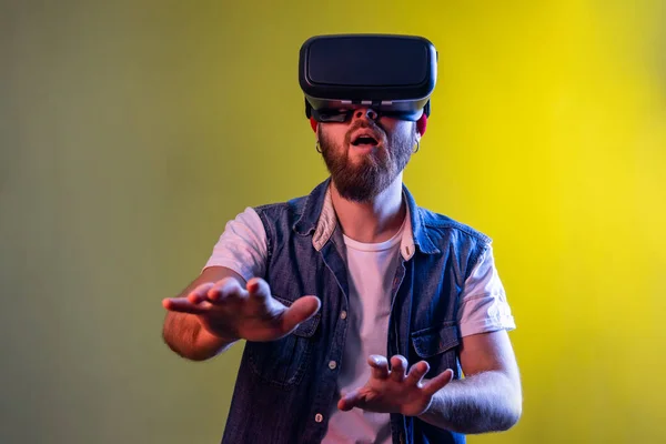 Uomo Hipster Stupito Piedi Cuffia Realtà Virtuale Giocando Videogioco Cercando — Foto Stock
