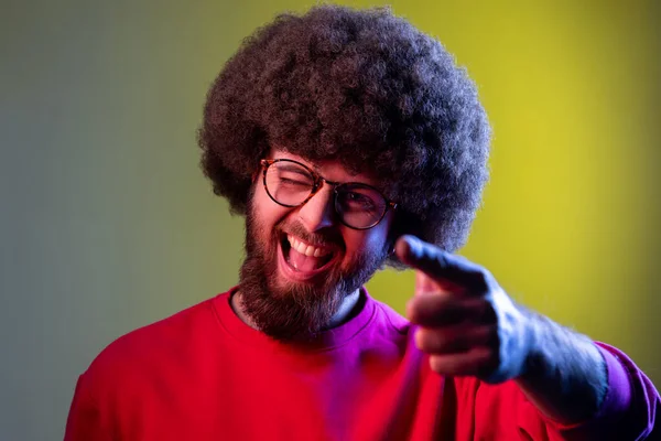 Homem Hipster Com Penteado Afro Apontando Dedo Você Piscando Para — Fotografia de Stock