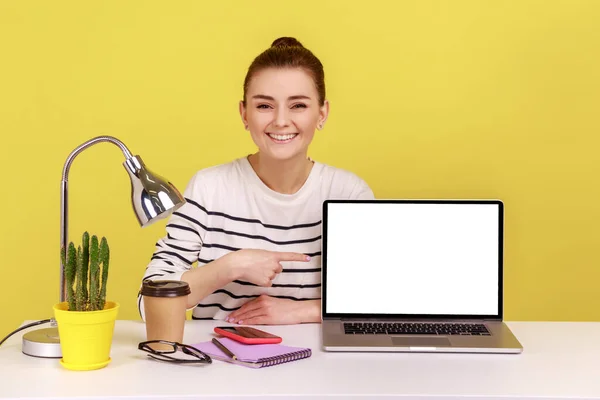 Smiling Happy Young Woman Employee Pointing Empty Laptop Screen Mock — Fotografia de Stock
