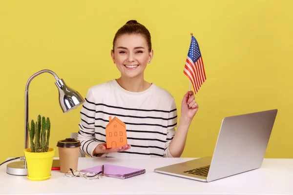 Extremadamente Feliz Mujer Emocionada Sosteniendo Bandera Los Estados Unidos América — Foto de Stock