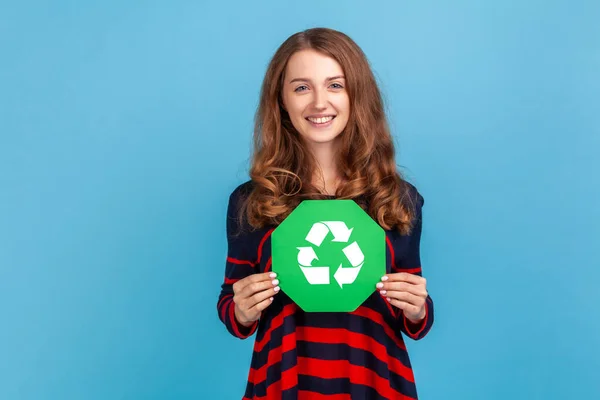 Optimistische Frau Gestreiftem Lässigem Pullover Mit Grünem Recyclingschild Lächelnd Die — Stockfoto
