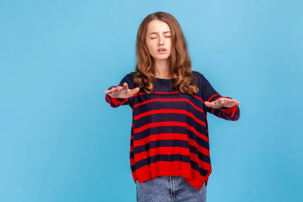 Retrato Una Solitaria Ciega Discapacitada Con Suéter Rayas Pie Con — Foto de Stock