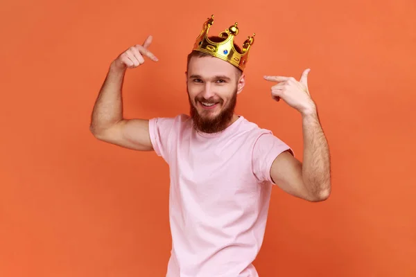 Portrait Smiling Handsome Bearded Man Pointing Fingers Golden Crown His — Stock Fotó