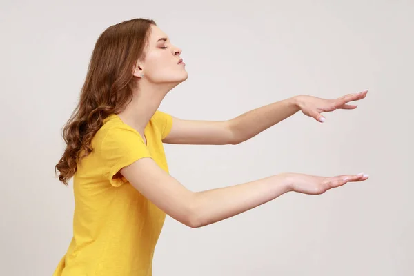 Blindness Lost Darkness Profile Upset Teenager Girl Yellow Shirt Standing — Φωτογραφία Αρχείου