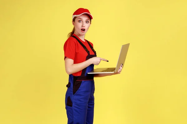 Портрет Шокованої Здивованої Робочої Жінки Яка Працює Онлайн Портативному Комп — стокове фото