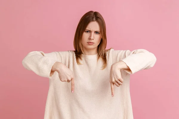 Retrato Estricta Mujer Rubia Mandona Mostrando Lugar Lado Dando Orden — Foto de Stock