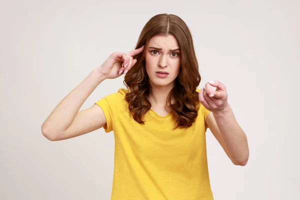 Você Estúpido Menina Adolescente Egoísta Autoconfiante Vestindo Camiseta Amarela Segurando — Fotografia de Stock