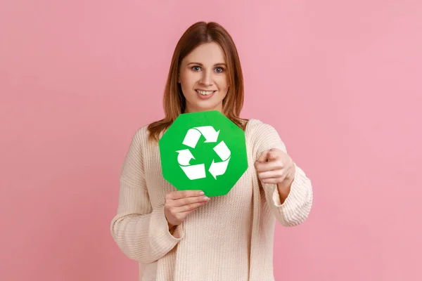 Portrét Spokojené Mladé Blondýny Držící Zelenou Recyklační Značku Šetřící Prostředí — Stock fotografie