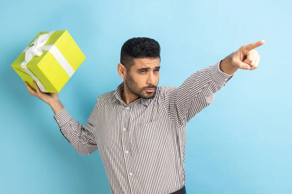 Porträt Von Jungen Erwachsenen Ernsthaften Geschäftsmann Schwang Und Ihre Geschenkbox — Stockfoto