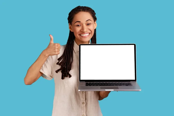 Recommend Buying Laptop Satisfied Woman Black Dreadlocks Holding Modern Notebook — Foto Stock