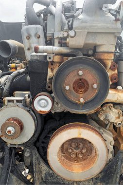 Bozuk motorun arabadan çıkarılması, hurda araçların yedek parçalarının yeniden kullanılması, kaza yapan kamyonun paslı motoru.,