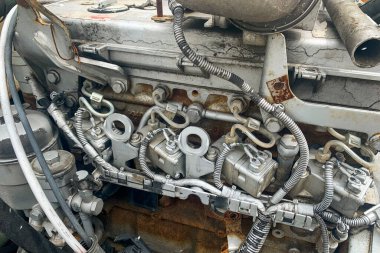 Kırık araba parçalarının hurdalık alanının kapatılması, araba hurdasına çarpan kamyonun kirli motoru, araba yedek parçaları, hurda araçların yeniden kullanılması.