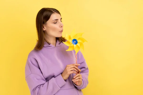 Portret Van Een Kinderachtige Vrouw Die Blaast Gele Windmolen Plezier — Stockfoto