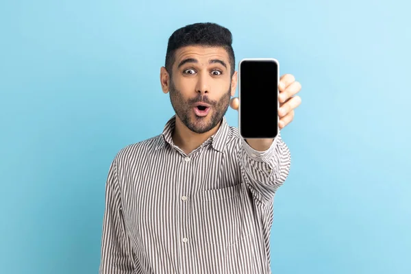 Amazed Bearded Businessman Holding Out Cellphone Smiling Camera Open Mouth — Foto de Stock