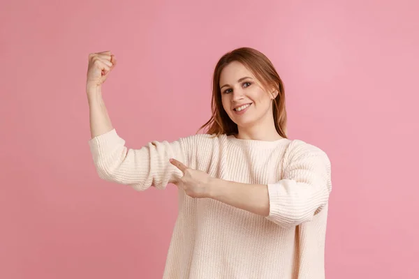 Retrato Sorridente Mulher Loira Otimista Levantou Braço Mostrando Seu Bíceps — Fotografia de Stock