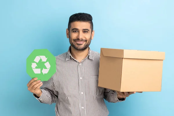 Υπεύθυνος Άνθρωπος Αυτοπεποίθηση Κρατώντας Πράσινη Πινακίδα Ανακύκλωσης Στο Χέρι Και — Φωτογραφία Αρχείου