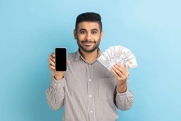 Online Fizetés Üzletember Szakállal Kezében Mobiltelefonnal Dollárbankjegyekkel Boldogan Pénzvisszafizetéssel Mobil — Stock Fotó