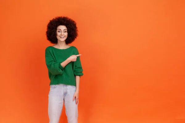 Good Looking Pleased Woman Afro Hairstyle Wearing Green Casual Style — Stockfoto