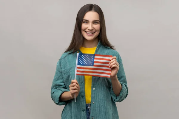 Portret Młodej Zadowolonej Kobiety Stojącej Trzymającej Amerykańską Flagę Świętującej Święto — Zdjęcie stockowe