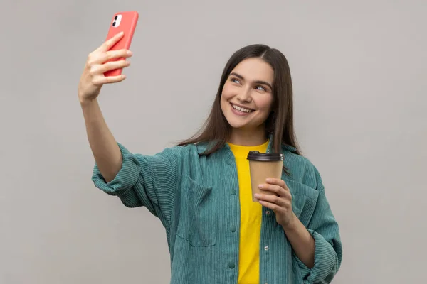 Porträt Einer Attraktiven Jungen Erwachsenen Frau Die Lächelnd Selfie Fotos — Stockfoto