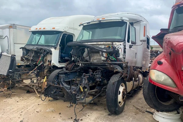 Trzy Zepsute Ciężarówki Złomowisku Wypadku Porzucone Samochody Ratownicze Rozbitymi Silnikami — Zdjęcie stockowe