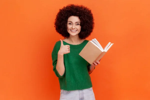 Freundliche Frau Mit Afro Frisur Grünem Lässigem Pullover Lesebuch Zufrieden — Stockfoto