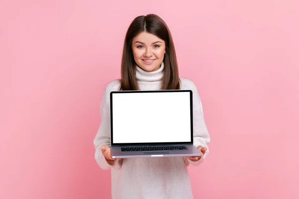Happy Smiling Female Standing Laptop Blank White Screen Advertisement Promotion — Foto Stock