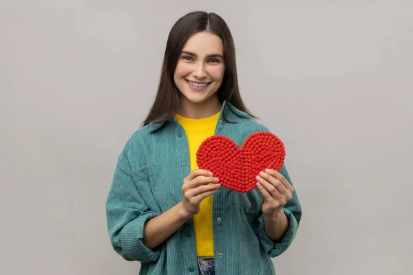 Retrato Mulher Positiva Bonito Segurando Coração Papel Vermelho Sorrindo Para — Fotografia de Stock