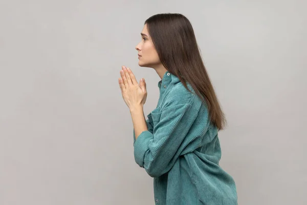 Alsjeblieft Smeek Het Zijaanzicht Van Vrouw Die Armen Gebed Houdt — Stockfoto