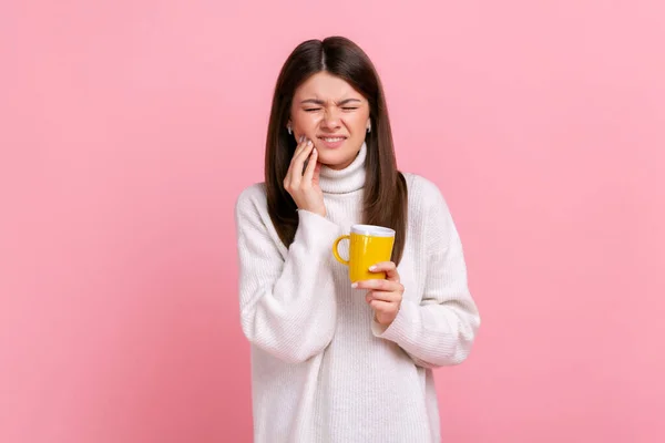 Sick Brunette Woman Suffering Sensitive Teeth Drinking Hot Cold Beverage — Fotografia de Stock